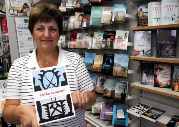 Ute Müller, Inhaberin der Goedschen Buchhandlung am Markt in Schneeberg, schließt den Laden Ende August schweren Herzens. Wirtschaftliche Gründe zwingen sie zur Aufgabe.