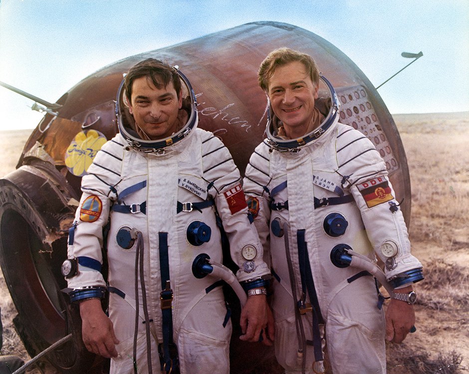 Sigmund Jähn und Walery Bykovski nach der Landung mit der Sojus 31