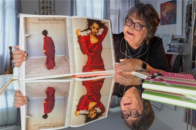Institution des guten Geschmacks: Farb-, Stil- und Imageberaterin Gisela Braune hat in ihrem Atelier in Dresden noch mehrere Ausgaben der Zeitschrift Sybille, die in der DDR Mode kunstvoll inszenierte.