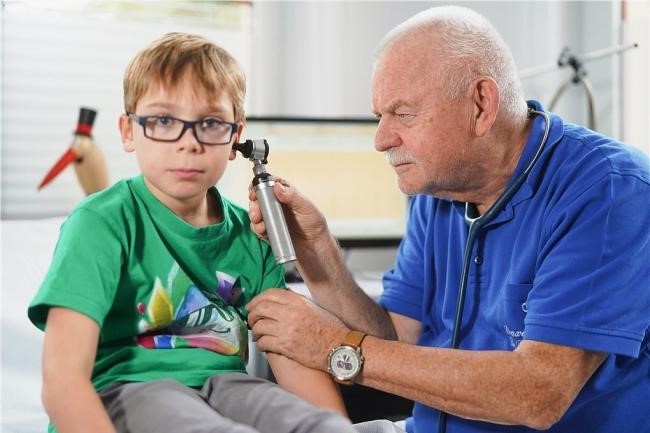 Heute: Allgemeinmediziner Michael Burgkhardt behandelt seine Patienten in einem Medizinischen Versorgungszentrum in Leipzig.