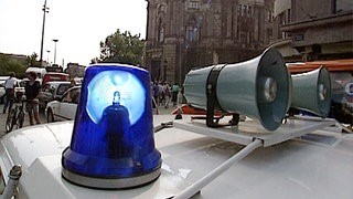 Blaulicht und Sirene auf einem Polizeifahrzeug