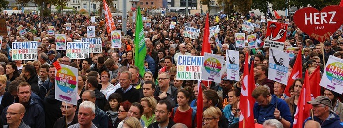 Blick auf die Herz-statt-Hetze-Demo in Chemnitz. 