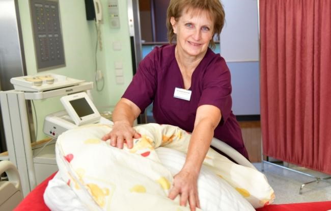 Hebamme Annelies Schmidt im modernen KreiĂsaal des Krankenhauses Mittweida. Als vor 30 Jahren die Mauer fiel, hatte sie gerade Dienst.