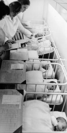 Von der Entbindungsstation in Rochlitz existieren im Archiv der "Freien Presse" keine Bilder. Dafür von der Frauenklinik in Leipzig aus dem Jahr 1982. Die Nachricht damals: Die neue Kinderstation mit 58 Betten wurde eingeweiht. Sie verfügte damit über 26 Betten mehr als zuvor. So groß war die Station in Rochlitz nicht, die Abläufe waren aber ähnlich. 