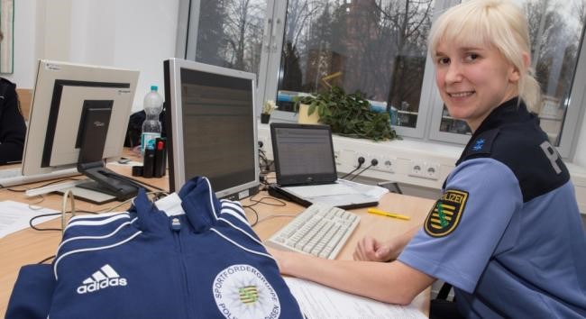 Von der Sportfördergruppe zum Streifendienst: Miriam Wagner, geboren kurz vor dem Mauerfall, arbeitet heute als Polizistin in Chemnitz.